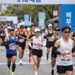 518 마라톤 대회 출발선에서 많은 참가자들이 대기하는 모습