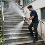 고압 워터건 계단 청소 후기 고압 워터건으로 빌라 계단을 물청소하는 모습