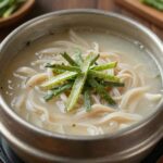 콩국 만들기 쉽고 맛있는 레시피 콩국수 그릇에 담긴 모습, 고소한 콩국물과 오이 고명